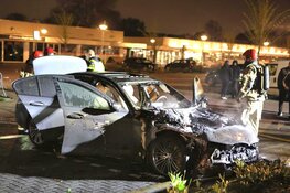 Auto in brand op Gibraltar in Zaandam