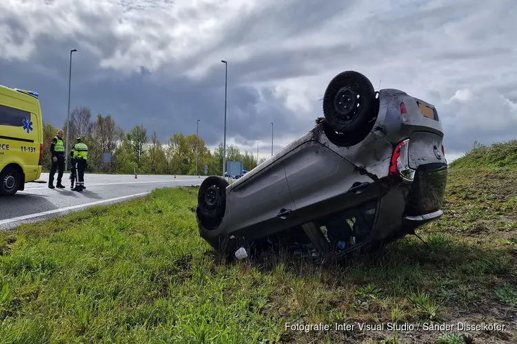 Auto op de kop langs A8 bij Westzaan