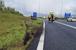 Auto op de kop langs A8 bij Westzaan