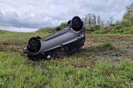 Auto op de kop langs A8 bij Westzaan