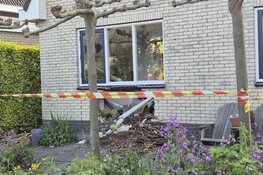 Ongeluk in Zaandam: brokkenpiloot rijdt tegen gevel