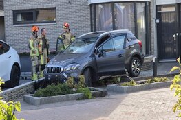 Ongeluk in Zaandam: brokkenpiloot rijdt tegen gevel