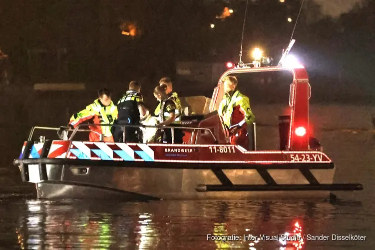 Persoon te water achter terrein van COA in Zaandam