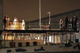 Persoon te water achter terrein van COA in Zaandam