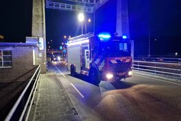 Waterscooter vaart tegen brug in Krommenie: opzittende zwaargewond