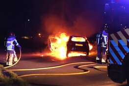Auto in brand op Kanaalweg in Assendelft