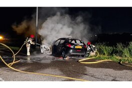 Auto in brand op Kanaalweg in Assendelft