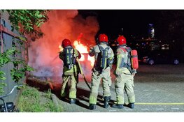 Auto in brand achter leegstaand pand in Koog aan de Zaan