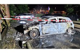 Auto in brand achter leegstaand pand in Koog aan de Zaan