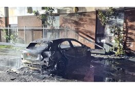 Auto in brand achter leegstaand pand in Koog aan de Zaan