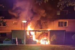 Brand slaat over naar woning, kat gered