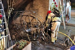 Brand slaat over naar woning, kat gered