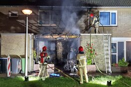 Brand slaat over naar woning, kat gered