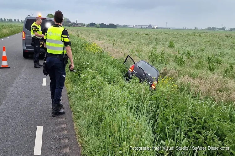 Automobiliste raakt met auto van de weg in Assendelft