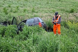 Automobiliste raakt met auto van de weg in Assendelft