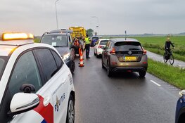 Automobiliste raakt met auto van de weg in Assendelft