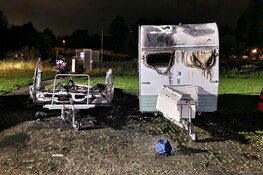 Twee caravans in brand in Zaandam