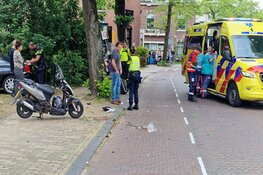 Scooterrijder gewond na botsing met boom