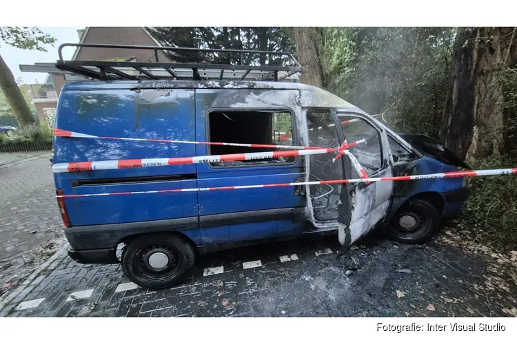 Bestelbus in brand op Wagenschotpad in Zaandam
