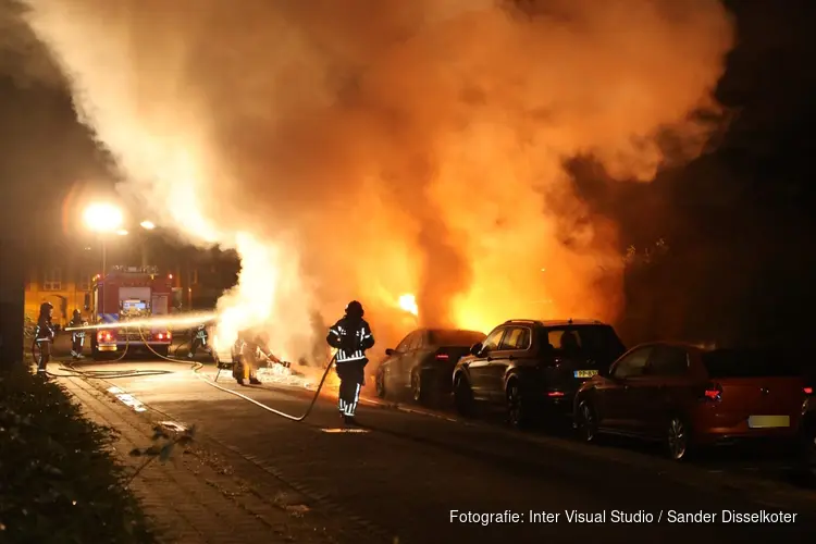 Twee auto's in brand in Assendelft
