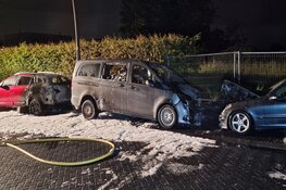 Twee auto's in brand in Assendelft
