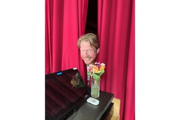 Populaire stand-up comedian Kor Hoebe speelt zijn  eerste avondvullende show twee keer in het Zaantheater