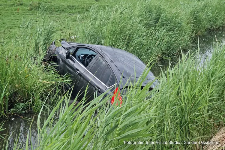 Auto in sloot langs Provincialeweg in Zaandijk