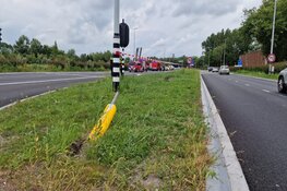 Auto in sloot langs Provincialeweg in Zaandijk