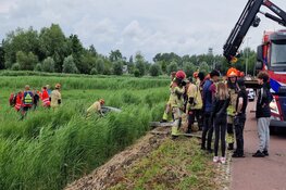 Auto in sloot langs Provincialeweg in Zaandijk