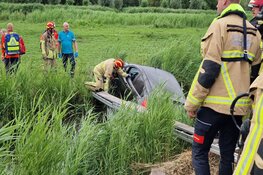 Auto in sloot langs Provincialeweg in Zaandijk