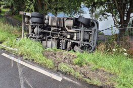 Vrachtauto rijdt van Noorder IJ- en Zeedijk in Zaandam