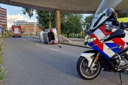 Auto op zijn kant na ongeval in Zaandam