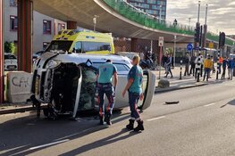 Auto op zijn kant na ongeval in Zaandam