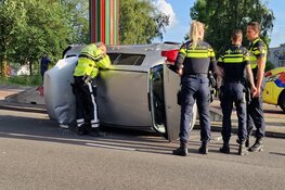 Auto op zijn kant na ongeval in Zaandam
