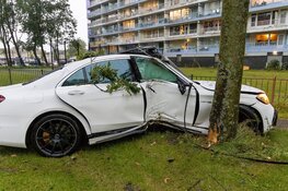 Peperdure Mercedes tegen boom in Zaandam