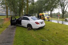 Peperdure Mercedes tegen boom in Zaandam