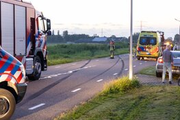 Auto te water langs Zaandammerweg in Assendelft