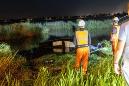 Auto te water langs Zaandammerweg in Assendelft