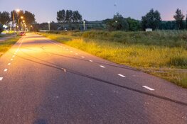 Auto te water langs Zaandammerweg in Assendelft