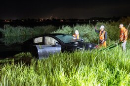 Auto te water langs Zaandammerweg in Assendelft