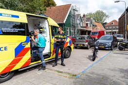Fatbiker rijdt tegen achterkant auto in Krommenie