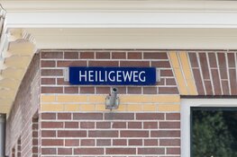 Fatbiker rijdt tegen achterkant auto in Krommenie