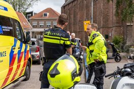 Fatbiker rijdt tegen achterkant auto in Krommenie