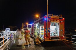 Brommobiel in brand op brug bij jachthaven in Zaandam