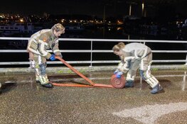 Brommobiel in brand op brug bij jachthaven in Zaandam