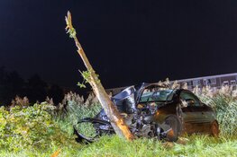 Auto crasht tegen boom in Wormer