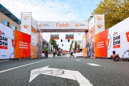 Ethiopiër Muktar Edris verslaat alle grote favorieten bij de NN Dam tot Damloop