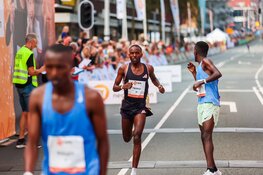 Ethiopiër Muktar Edris verslaat alle grote favorieten bij de NN Dam tot Damloop