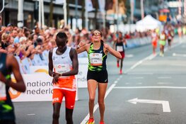 Ethiopiër Muktar Edris verslaat alle grote favorieten bij de NN Dam tot Damloop