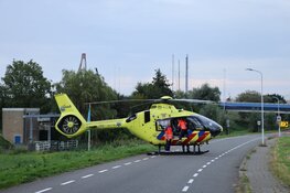 Fietser gewond op Overtoom in Westzaan: weg afgesloten